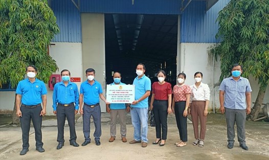 Các đại biểu trao số tiền hỗ trợ cho Công ty TNHH UWC Việt Nam. Ảnh: LĐLĐ Tây Ninh cung cấp