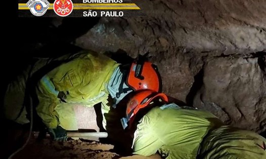 Các nhà chức trách giải cứu nạn nhân là các lính cứu hỏa bị chôn vùi trong hang bị sập ở thành phố Altinopolis, Brazil. Ảnh: AFP