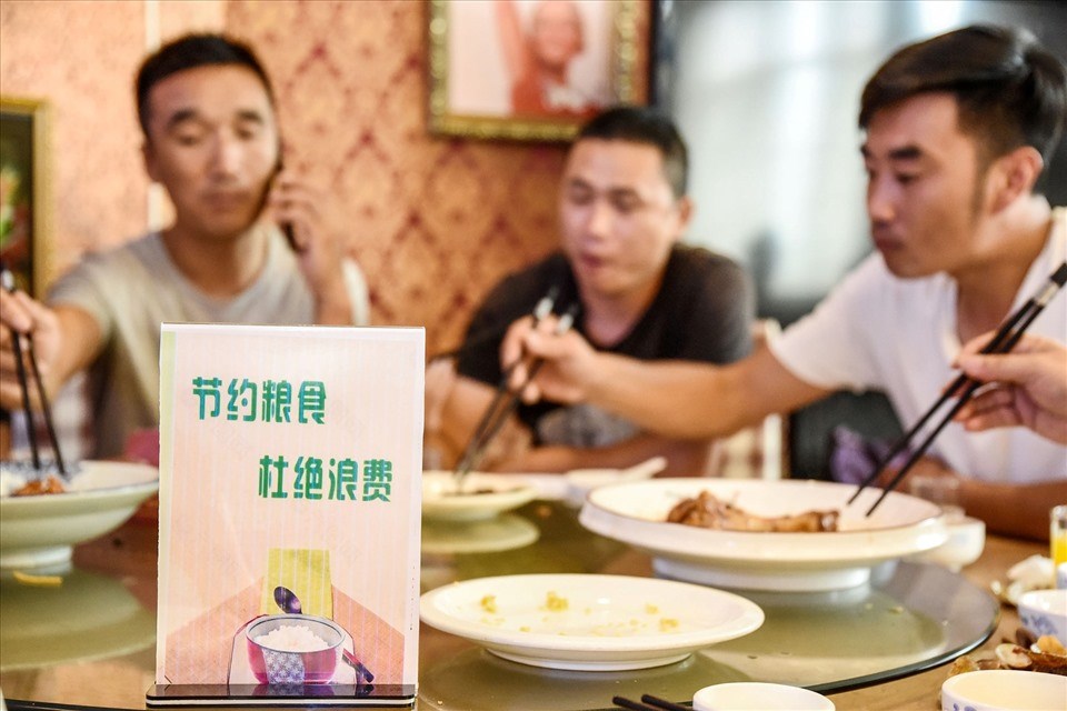 Tấm biển ghi lời kêu gọi mọi người không lãng phí thực phẩm trong một nhà hàng ở Trung Quốc. Ảnh: AFP