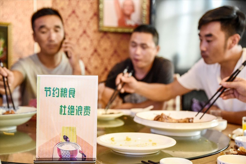 Tấm biển ghi lời kêu gọi mọi người không lãng phí thực phẩm trong một nhà hàng ở Trung Quốc. Ảnh: AFP Tấm biển ghi lời kêu gọi mọi người không lãng phí thực phẩm trong một nhà hàng ở Trung Quốc. Ảnh: AFP