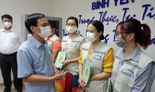 Lãnh đạo Liên đoàn Lao động Thành phố Hà Nội trao hỗ trợ cho CNLĐ khó khăn bị ảnh hưởng COVID-19 trở lại làm việc. Ảnh: Ngọc Ánh