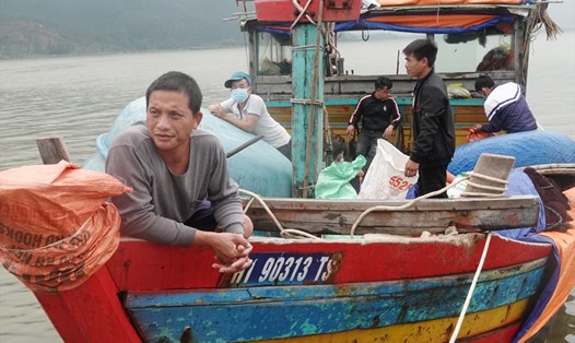 Thuyền trưởng Nguyễn Viết Lĩnh cùng bạn thuyền đầy tâm tư khi giá dầu tăng cao ảnh hưởng đến thu nhập, đời sống. Ảnh: Trần Tuấn