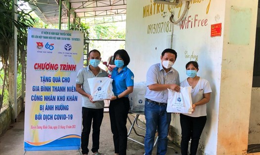 Lãnh đạo Tỉnh đoàn Tây Ninh cùng Công đoàn cơ sở Công ty TNHH Pou Hung VN tặng quà cho thanh niên công nhân tại nhà trọ. Ảnh: LĐLĐ Tây Ninh cung cấp