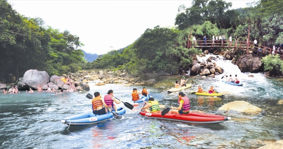 Du khách đến trải nghiệm du lịch tại Phong Nha - Kẻ Bàng. Ảnh: LPL