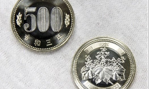 Đồng xu 500 yen mới của Nhật Bản. Ảnh: Kyodo