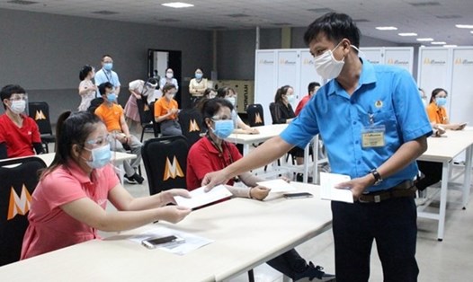 Công đoàn Khu kinh tế Dung Quất và các Khu công nghiệp Quảng Ngãi trao hỗ trợ cho người lao động bị ảnh hưởng bởi dịch COVID-19. Ảnh: Xuân Quang