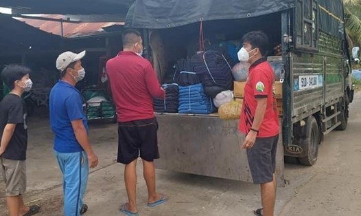 Anh Minh đang cùng nhóm tài xế vận chuyển rau, củ, lương thực hỗ trợ khu cách ly - Ảnh Nam Hiệp