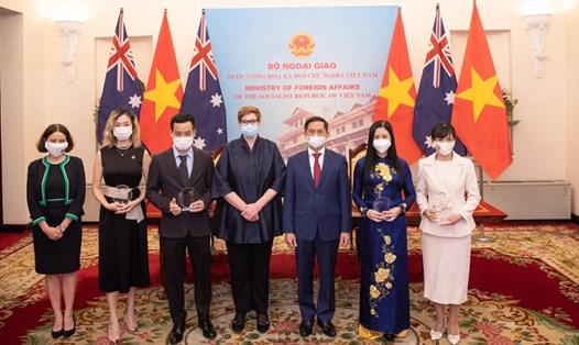 Ngoại trưởng Australia Marise Payne (giữa); Đại sứ Australia tại Việt Nam Robyn Mudie (trái); Bộ trưởng Ngoại giao Bùi Thanh Sơn (thứ 3 từ phải sang) và đại diện 4 nhóm đối tác. Ảnh: ĐSQ Australia