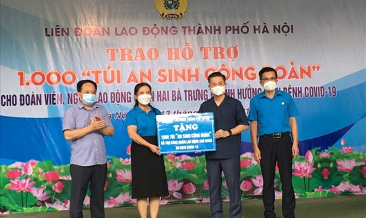 Lãnh đạo Liên đoàn Lao động Thành phố Hà Nội trao hỗ trợ cho người lao động khó khăn bị ảnh hưởng COVID-19. Ảnh: Hải Anh