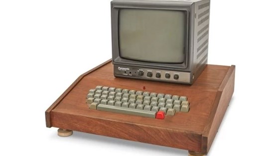 Chiếc máy tính Apple-1 đấu giá được 400.000 USD. Ảnh: John Moran Auctioneers