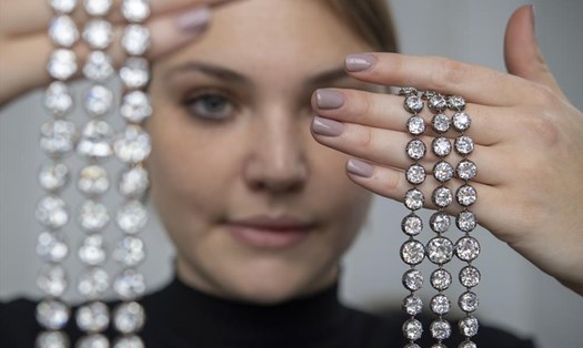 Cặp vòng tay kim cương của Hoàng hậu Pháp Marie Antoinette. Ảnh: AP