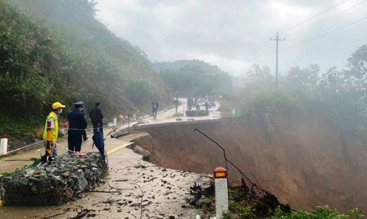 Mưa lớn gây ngập lụt, sạt lở đất nguy hiểm tại nhiều tỉnh miền Trung. Ảnh: PCTT