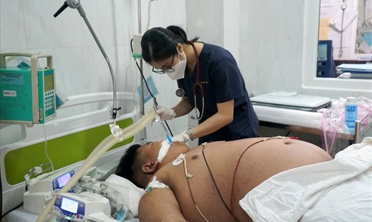 Bé trai 12 tuổi nặng 100kg vừa được các bác sĩ cứu sống. Ảnh: Quang Nhật