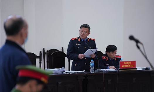Đại diện Viện Kiểm sát đề nghị mức án với cựu Tổng Giám đốc Gang thép Thái Nguyên (đứng, bên trái) và 11 bị cáo có đơn xin giảm nhẹ hình phạt. Ảnh: V.D