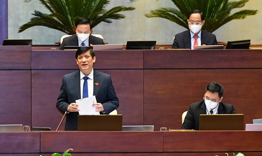 Bộ trưởng Y tế Nguyễn Thanh Long trả lời chất vấn của đại biểu vào sáng 10.11. Ảnh: Quốc hội
