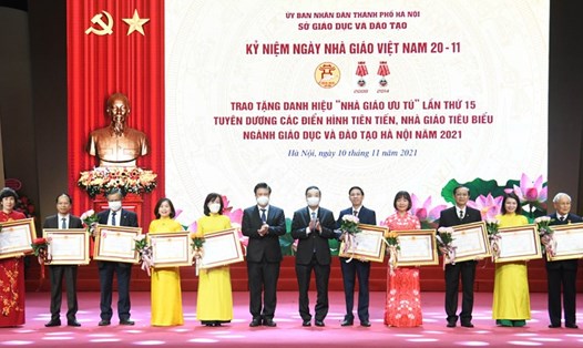 Chủ tịch UBND thành phố Chu Ngọc Anh và Thứ trưởng Bộ Giáo dục và Đào tạo Nguyễn Hữu Độ trao Huân chương Lao động hạng Nhất, Nhì, Ba cho các nhà giáo.