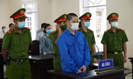 Bị cáo Phạm Văn Dũng nghe Hội đồng xét xử tuyên án trưa ngày 10.11. Ảnh: T.A