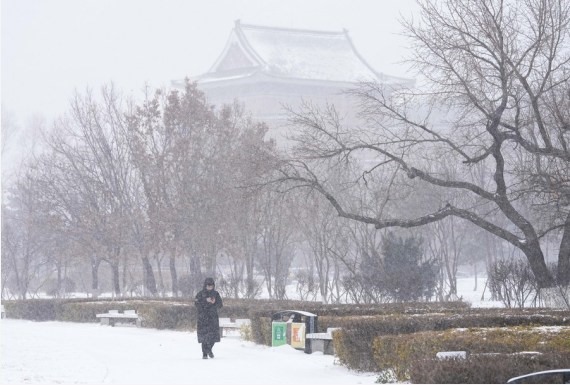 Một người dân đi giữa tuyết ở Trường Xuân, tỉnh Cát Lâm, đông bắc Trung Quốc, ngày 7.11.2021. Ảnh: Tân Hoa Xã