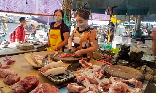 Giá lợn hơi giảm sâu nhưng giá thịt tại chợ vẫn cao. Ảnh: Vũ Long