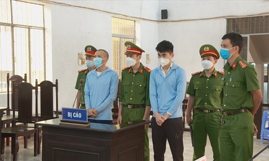 Nguyễn Thành Dương và Nguyễn Dương Vũ tại phiên tòa sơ thẩm. Ảnh: T.X
