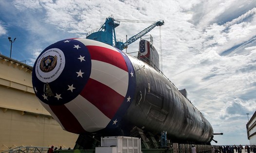Tàu ngầm tấn công lớp Virginia John Warner của Hải quân Mỹ di chuyển đến ụ nổi của Newport News Shipbuilding, ngày 31.8.2014. Ảnh: Hải quân Mỹ