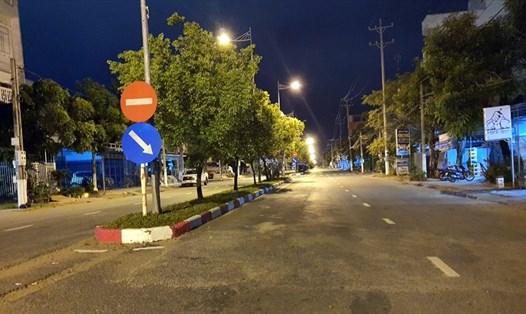 Đường Tôn Đức Thắng, phường 1, thành phố Bạc Liêu một trong những con đường sầm uất của thành phố Bạc Liêu vắng lặng về đêm. Ảnh: Nhật Hồ