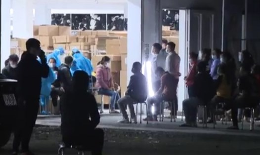 Ngành Y tế Thái Bình khẩn trương tiến hành làm xét nghiệm cho 600 công nhân ngay trong đêm. Ảnh: CTV