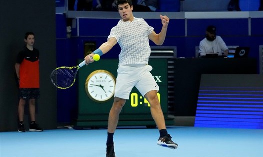 Lucas Alcaraz sớm thể hiện sức mạnh và vị thế ứng viên bằng tấm vé vào bán kết ATP NextGen Finals 2021 chỉ sau 2 lượt đấu vòng bảng. Ảnh: Tennis.com