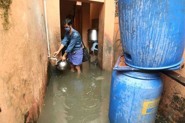 Nước ngập sau mưa lớn ở Chennai, Ấn Độ, ngày 8.11. Ảnh: Reuters