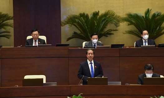 Bộ trưởng Nguyễn Kim Sơn trả lời chất vấn tai Quốc hội vào sáng 11.11. Ảnh: Quốc hội.