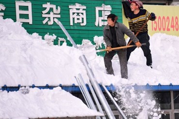 Dọn tuyết trên mái nhà ở Thẩm Dương, tỉnh Liêu Ninh, Trung Quốc ngày 9.11. Ảnh: Reuters