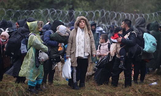 Người di cư mắc kẹt ở biên giới Belarus-Balan. Ảnh: AFP