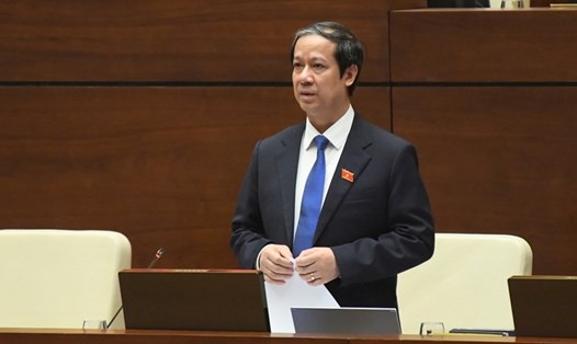 Bộ trưởng Bộ Giáo dục và Đào tạo Nguyễn Kim Sơn trả lời chất vấn của các đại biểu Quốc hội. Ảnh: Quốc hội.