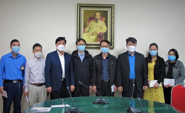 Lãnh đạo Bộ và Công đoàn ngành Giao thông Vận tải Việt Nam trao hỗ trợ cho đoàn viên. Ảnh: CĐCC