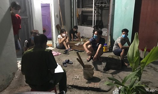 Lập biên bản nhóm người tụ tập uống bia, xem đá bóng bất chấp lệnh cách ly xã hội vào tháng 6.2021 tại Yên Dũng, Bắc Giang. Ảnh: CTV.