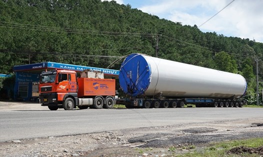 Một xe tải chở thiết bị điện gió di chuyển trên Quốc lộ 19 qua đèo An Khê. Ảnh T.T