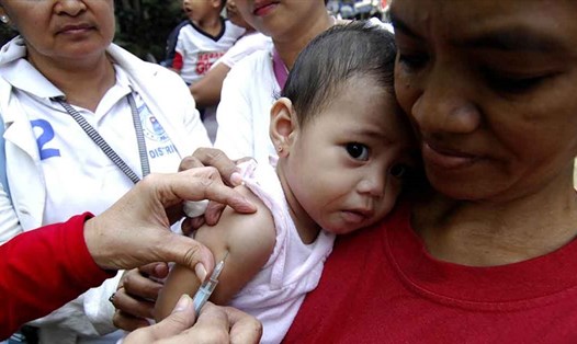 Y tá tiêm vaccine sởi cho một em bé tại Manila, Philippines. Ảnh: AFP