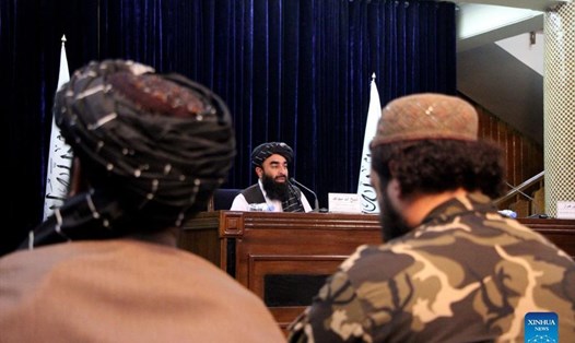 Phát ngôn viên của Taliban Zabihullah Mujahid phát biểu trong một cuộc họp báo ở Kabul, Afghanistan, vào ngày 10.11.2021. Ảnh: Xinhua.