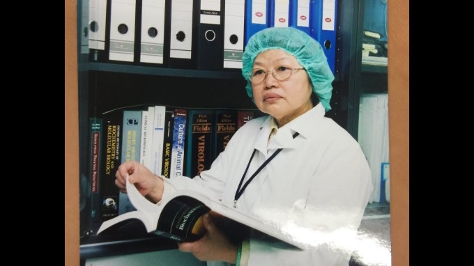 Ở cái tuổi xưa nay hiếm, GS-TS-TTND Huỳnh Thị Phương Liên vẫn đều đặn đến phòng làm việc trên gác 2 khu nghiên cứu vaccine của Công ty Vaccine và Sinh phẩm số 1 (Bộ Y tế), miệt mài nghiên cứu phát triển vaccine. Ảnh: NVCC