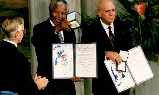 F.W. de Klerk và Nelson Mandela nhận giải Nobel Hòa bình năm 1993. Ảnh: Quỹ  F.W. de Klerk