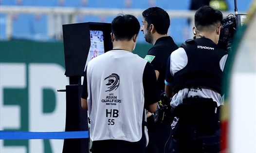 Tuyển Việt Nam lần đầu tiên được hưởng lợi từ VAR tại vòng loại cuối World Cup 2022. Ảnh: Hoài Thu