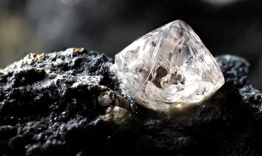 Các nhà khoa học phát hiện ra một loại khoáng chất chưa từng có trên bề mặt Trái đất trong một viên kim cương sâu trong lòng đất. Ảnh: Shutter/AFP