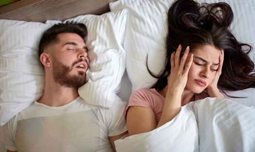Ngủ ngáy ảnh hưởng trực tiếp tới giấc ngủ của bạn và những người xung quanh (Nguồn: Sleep Foundation).