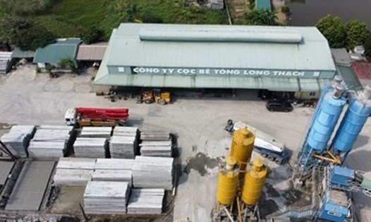Trạm trộn bê tông không phép của Công ty TNHH Long Thạch "mọc" trên diện tích 9.500m2 đất tại xã Đông Mỹ (TP.Thái Bình). Ảnh: Trung Du