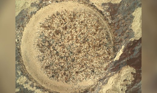 Tàu thám hiểm sử dụng công cụ mài mòn để lộ các khoáng chất có thể có trong đá trên sao Hỏa. Ảnh: NASA