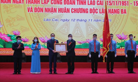 LĐLĐ Lào Cai đón nhận Huân chương Độc lập hạng Ba. Ảnh: Văn Đức.