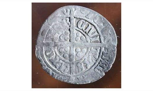 Đồng tiền Anh 520 năm tuổi được tìm thấy ở Canada. Ảnh: Gilbert