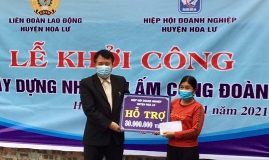 Ông Đặng Thanh Chương, Chủ tịch Hiệp hội doanh nghiệp huyện Hoa Lư (Ninh Bình) trao tiền hỗ trợ cho gia đình chị Dần. Ảnh: NT