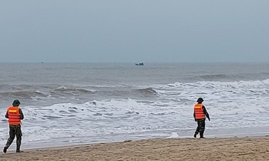 Lực lượng BĐBP tỉnh Quảng Bình triển khai công tác tìm kiếm ngư dân mất tích. Ảnh: CTV
