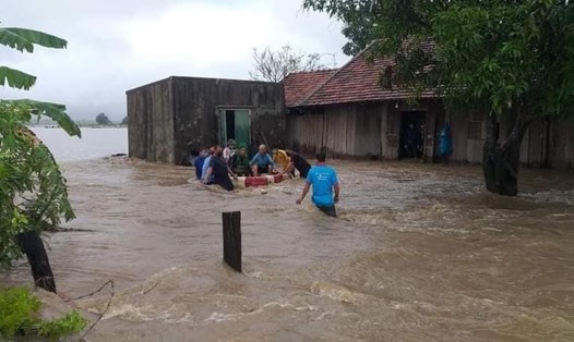 Mưa lũ gây ngập nhà dân ở địa bàn huyện Ea Súp, tỉnh Đắk Lắk. Ảnh: T.X